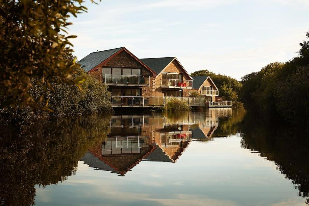 Kingfisher Hot Tub & Log Burner House On Premium Lakeside With Resort Facilities St Columb Major Luaran gambar