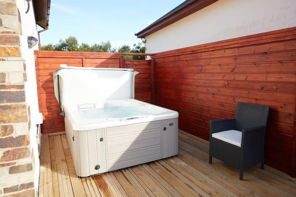 Kingfisher Hot Tub & Log Burner House On Premium Lakeside With Resort Facilities St Columb Major Luaran gambar